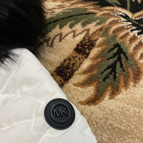 Stunning ❄️💅🏻✨ Michael Kors White Winter Coat MK Jacket Black Fur S M L XL - Picture 9 of 13